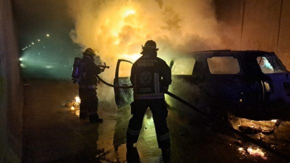 Localizan seis cuerpos calcinados y desmembrados dentro de 2 vehículos en Xonacatepec