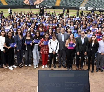 Universitarias BUAP reciben reconocimientos de la beca Women In by Emtech