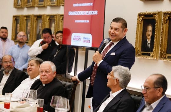 Alejandro Armenta se reúne con el Arzobisp Víctor Sánchez