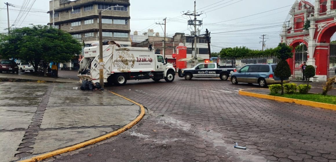 Policías y empleados de Izúcar toman el control de las calles