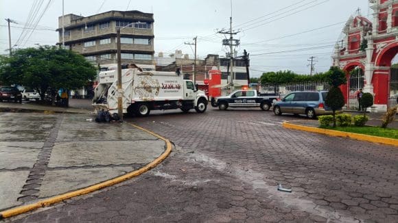 Policías y empleados de Izúcar toman el control de las calles