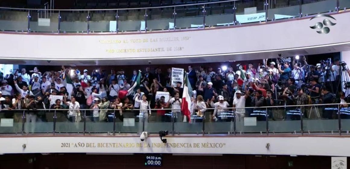 Irrumpen manifestantes en el Senado durante debate de la Reforma Judicial