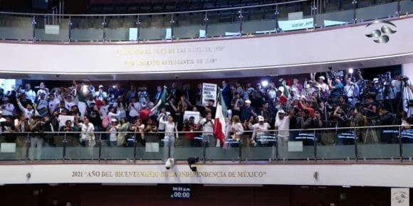 66e0d11d4b6b2 Irrumpen manifestantes en el Senado durante debate de la Reforma Judicial