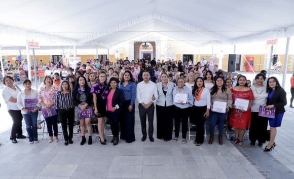Mundo Tlatehui sostiene encuentro con emprendedoras de San Andrés Cholula