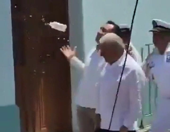 Lanzan botella a AMLO en su última gira en Veracruz