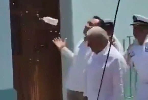 Lanzan botella a AMLO en su última gira en Veracruz