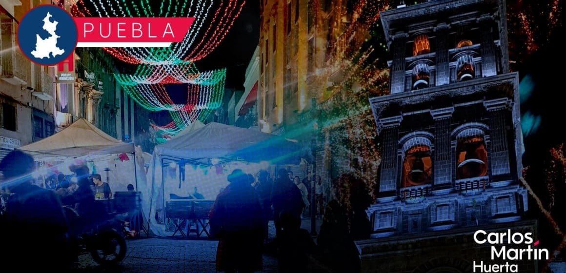 Poblanos celebran el Grito de Independencia en el Zócalo