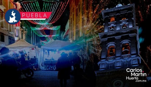 Poblanos celebran el Grito de Independencia en el Zócalo