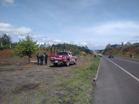Abandonan dos cuerpos sobre la autopista Tlaxco-Tejocotal