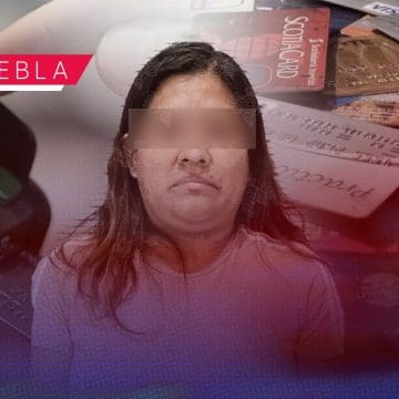 Detienen a mujer que robaba tarjetas de débito a abuelitos en Puebla