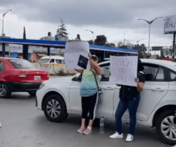 Bloquean puente de San Felipe; exigen justicia por el homicidio de Alan Javier en Vía Atlixcáyotl