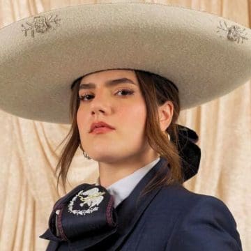 ¡Vuelve a pasar!; Camila Fernández comete error al cantar el Himno Nacional en pelea del Canelo