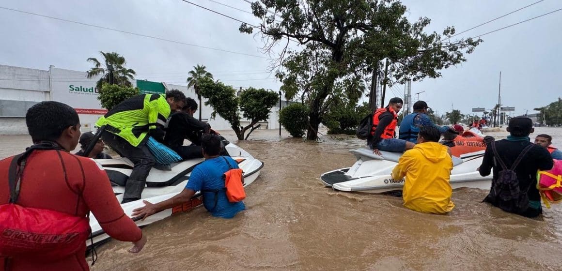 Más de mil personas han sido rescatadas tras el paso de “John” en Acapulco