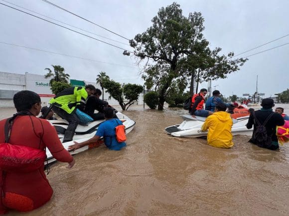 Más de mil personas han sido rescatadas tras el paso de “John” en Acapulco