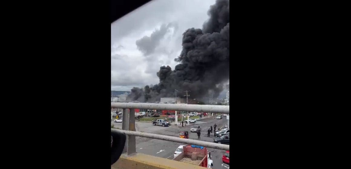 (VIDEO) Fuerte incendio se registra en supermercado de Zapopan