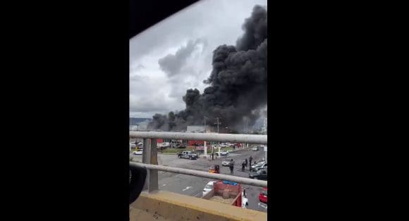 (VIDEO) Fuerte incendio se registra en supermercado de Zapopan