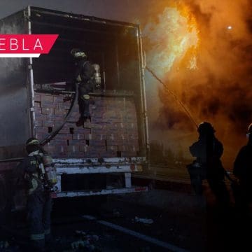 Arde tráiler con veladoras en la Puebla-México