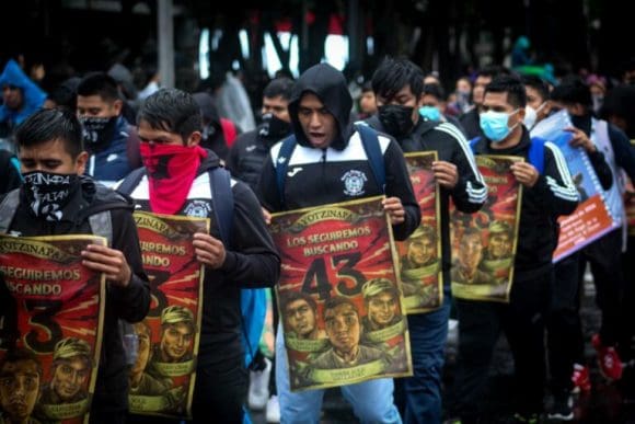 Marchan normalistas y familiares a 10 años del caso Ayotzinapa