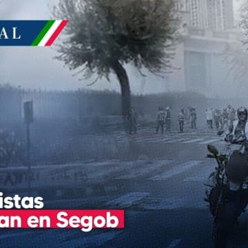 Normalistas de Ayotzinapa protestan en Segob