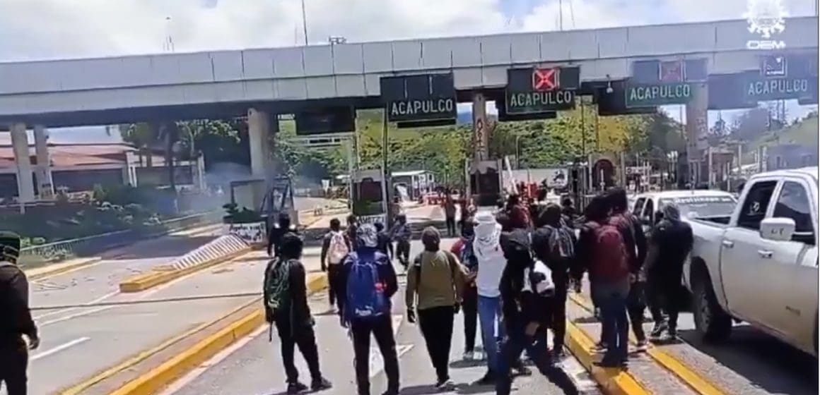 Normalistas vandalizan caseta Palo Blanco en Autopista del Sol