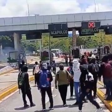 Normalistas vandalizan caseta Palo Blanco en Autopista del Sol