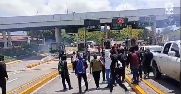 Normalistas Ayotzinapa - caseta Normalistas vandalizan caseta Palo Blanco en Autopista del Sol