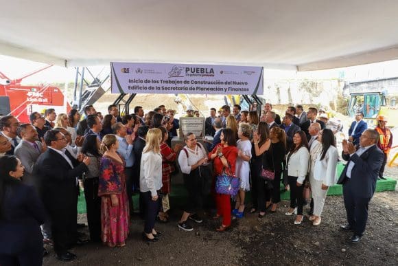 Céspedes Peregrina coloca la “Primera Piedra” para la nueva sede de la Secretaría de Finanzas