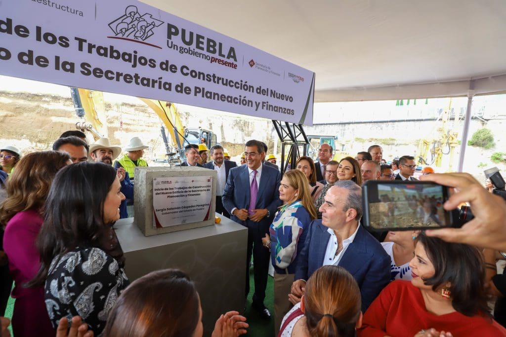 PIE DE FOTO COLOCA SERGIO SALOMON PRIMERA PIEDRA DE NUEVA SEDE DE FINANZAS 140920243