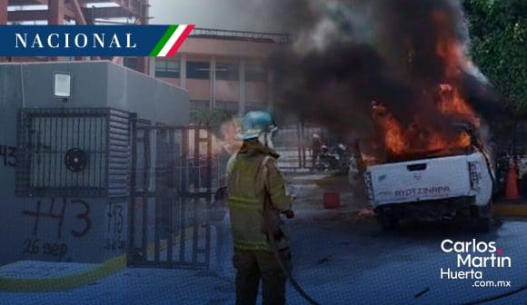 Protesta Normalistas Ayotzinapa Normalistas de Ayotzinapa vandalizan vehículos en el Congreso de Guerrero