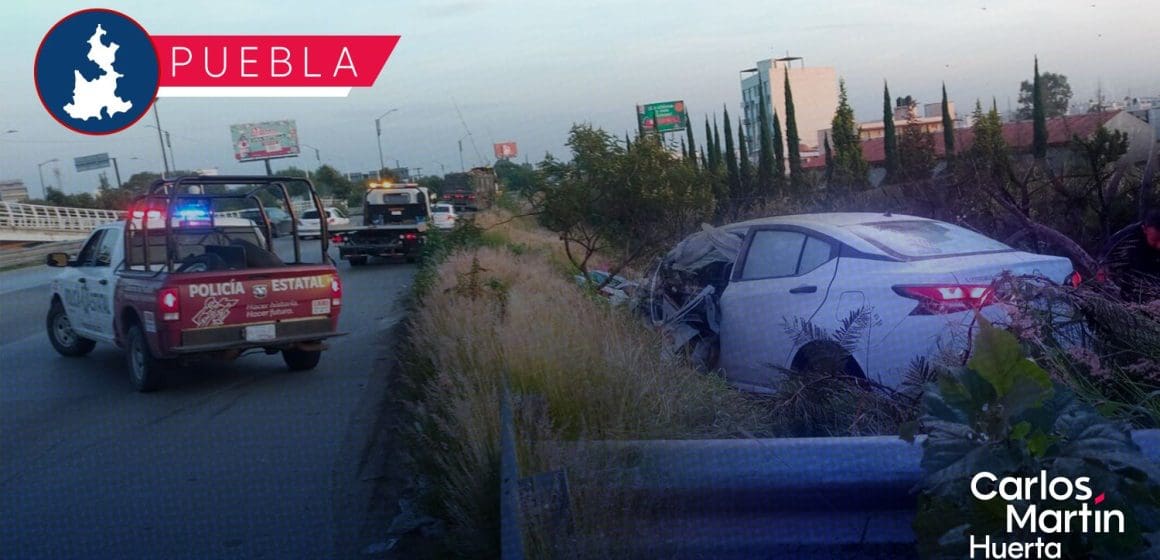 Versa provoca fuerte accidente en Periférico Ecológico; conductor huye