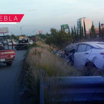 Versa provoca fuerte accidente en Periférico Ecológico; conductor huye