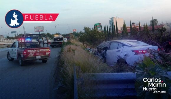 Versa provoca fuerte accidente en Periférico Ecológico; conductor huye
