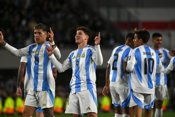 La Selección de Argentina goleó a Chile y mantiene el liderato en las eliminatorias