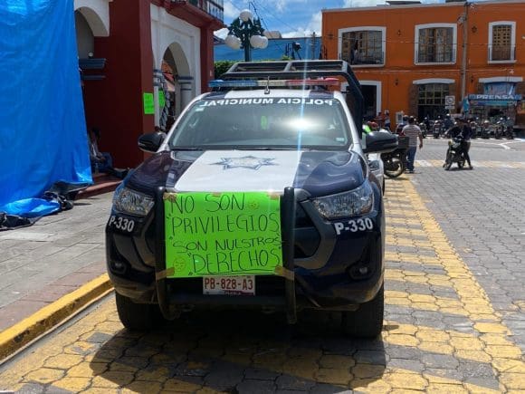 Policías y agentes viales toman la alcaldía de Izúcar de Matamoros
