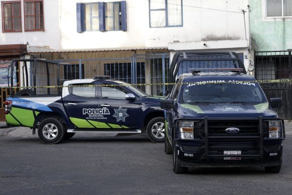 Policías salvan la vida a un hombre en condición de calle