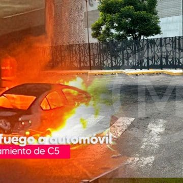 Queman un vehículo, dejan hieleras y mensajes frente al C5