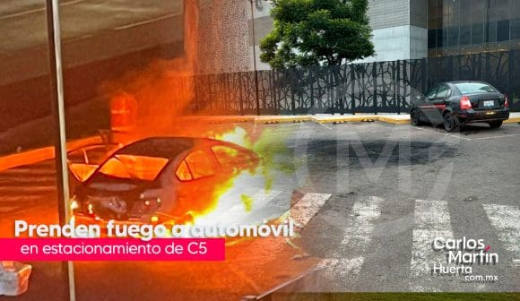 Queman un vehículo, dejan hieleras y mensajes frente al C5