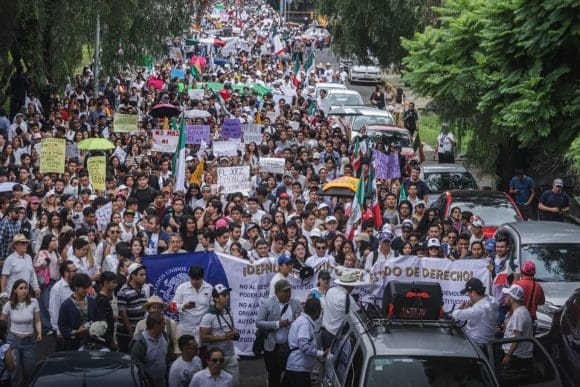 Estudiantes marchan contra la Reforma Judicial en la Ciudad de México