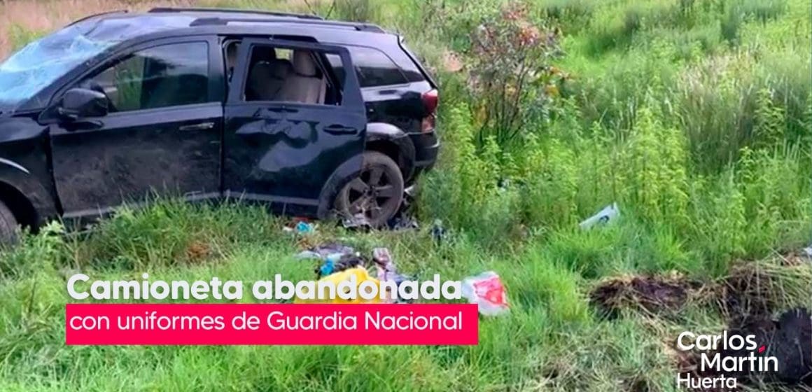 Abandonan camioneta volcada con uniformes de Guardia Nacional