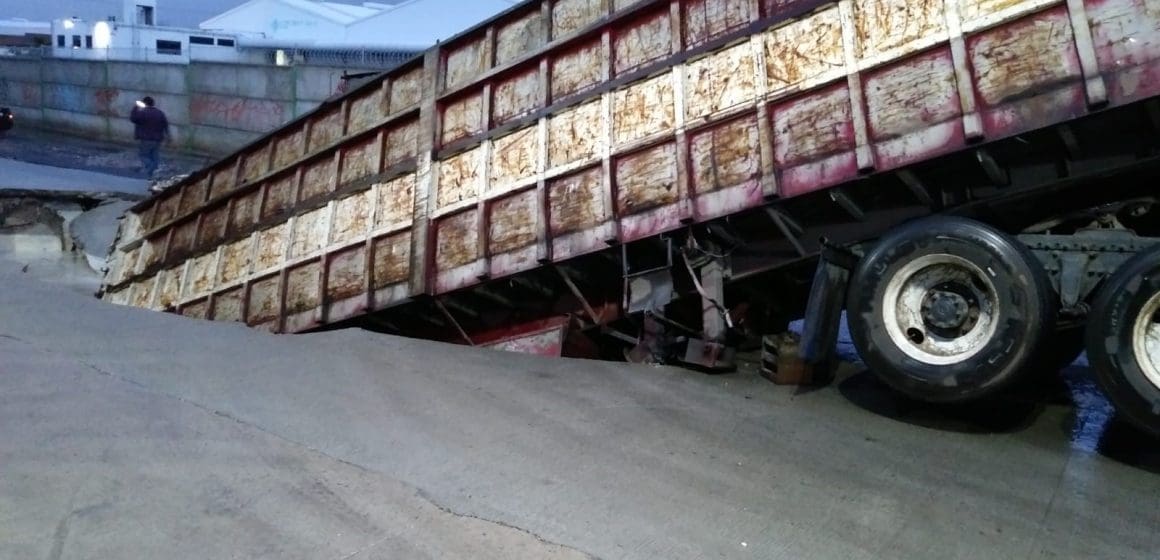 Socavón en Parque Industrial de Chachapa estuvo a apunto de desaparecer un tráiler