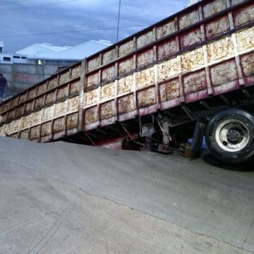 Socavón en Parque Industrial de Chachapa estuvo a apunto de desaparecer un tráiler