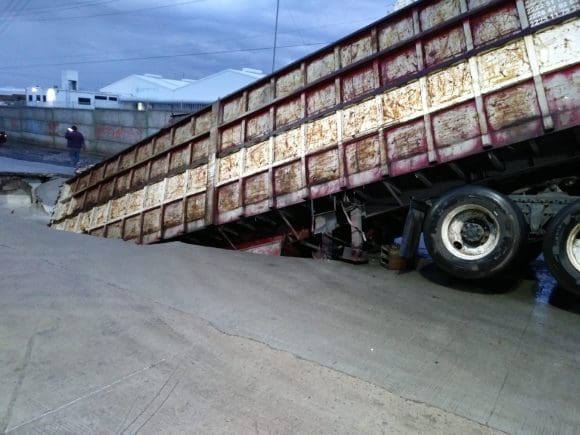Socavón en Parque Industrial de Chachapa estuvo a apunto de desaparecer un tráiler
