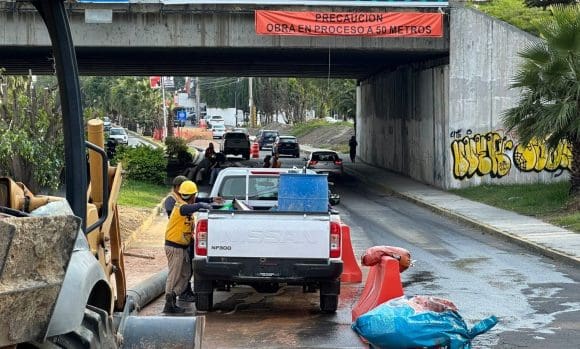 Agua de Puebla construye nueva línea de reforzamiento sobre la calzada Zavaleta para incrementar el abasto de agua