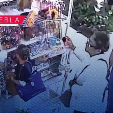 Captan a mujeres robando a negocio en Plaza Dorada