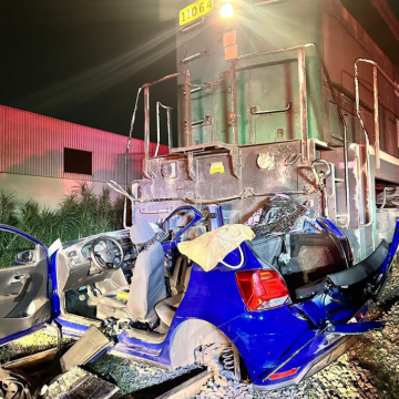 Tren embistió a un vehículo en avenida 15 de Mayo