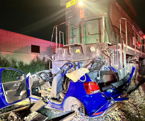 Tren embistió a un vehículo en avenida 15 de Mayo