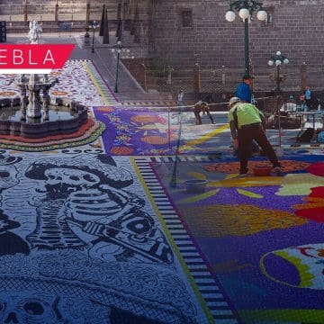 Pintan de magia y color el Zócalo de Puebla con tapete de Día de Muertos