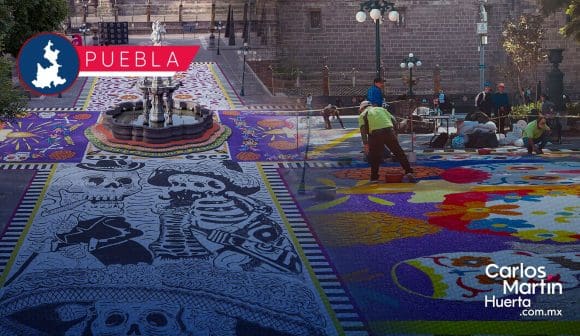 Pintan de magia y color el Zócalo de Puebla con tapete de Día de Muertos