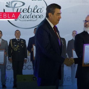 Reconocen labor de servidores públicos, policías y militares en Puebla