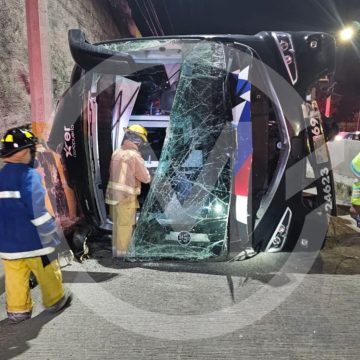 Volcadura de autobús de Estrella Roja sobre Periférico deja 30 lesionados